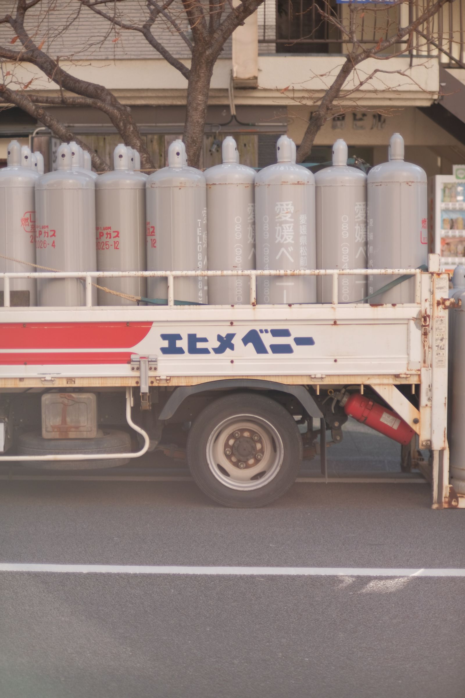 ガス容器を積んだ配送車